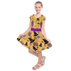 Light Orange & Amethyst Witch Hats & Pumpkins Pattern Kids  Short Sleeve Dress by PattyVilleDesigns