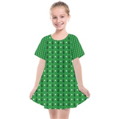 Green Christmas Tree Pattern Background Kids  Smock Dress by Paksenen