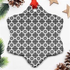 Pattern 301 Ornament (snowflake) by GardenOfOphir