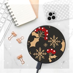 Christmas Pattern With Snowflakes Berries Wireless Fast Charger(black) by pakminggu